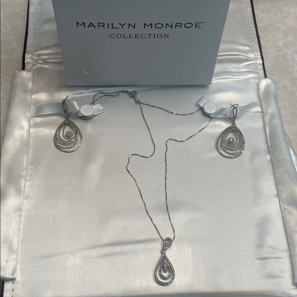 10 karat white gold and diamond Teardrop Necklace & Earrings Set